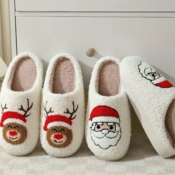NWT Santa Claus Christmas Fuzzy Slippers, Warm, Plush and Cozy Slippers - Picture 5 of 7